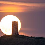 The Beaver Moon supermoon will be visible above the UK today, these are the best times to spot it